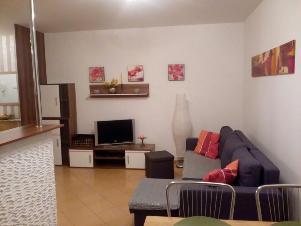 Apartament TOSIA mieści się w pobliżu Plaży Zachodniej 450 m. Do dyspozycji jest też mały ogródek z miejscem na wypicie porannej kawy. Na osiedlu sąsiadującym ze sklepem Netto oraz Żabką, znajduje się plac zabaw dla dzieci oraz boisko do gry w piłkę. Apartment in West Pomeranian Voivodeship, Poland