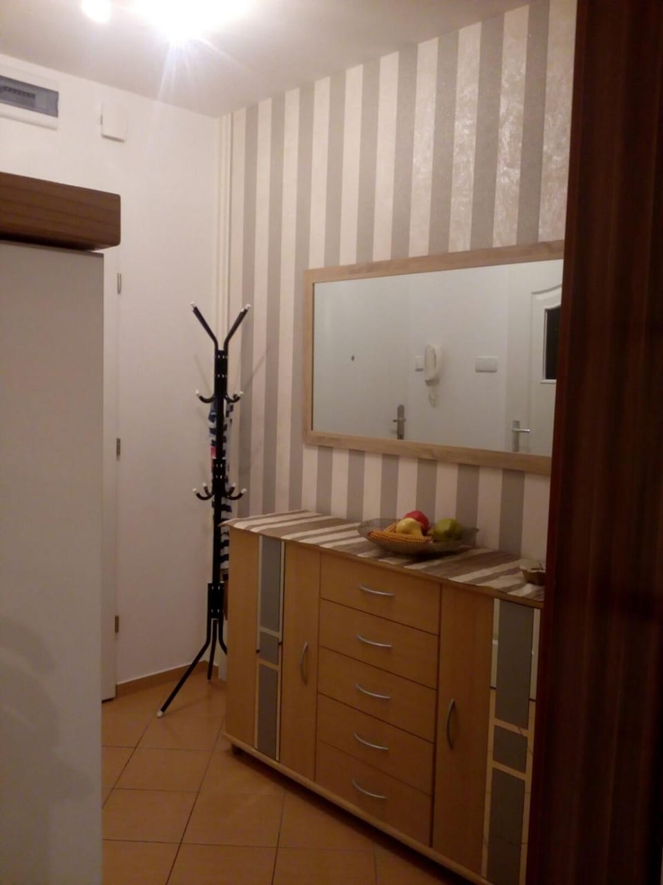 Apartament TOSIA mieści się w pobliżu Plaży Zachodniej 450 m. Do dyspozycji jest też mały ogródek z miejscem na wypicie porannej kawy. Na osiedlu sąsiadującym ze sklepem Netto oraz Żabką, znajduje się plac zabaw dla dzieci oraz boisko do gry w piłkę. Apartment in West Pomeranian Voivodeship, Poland