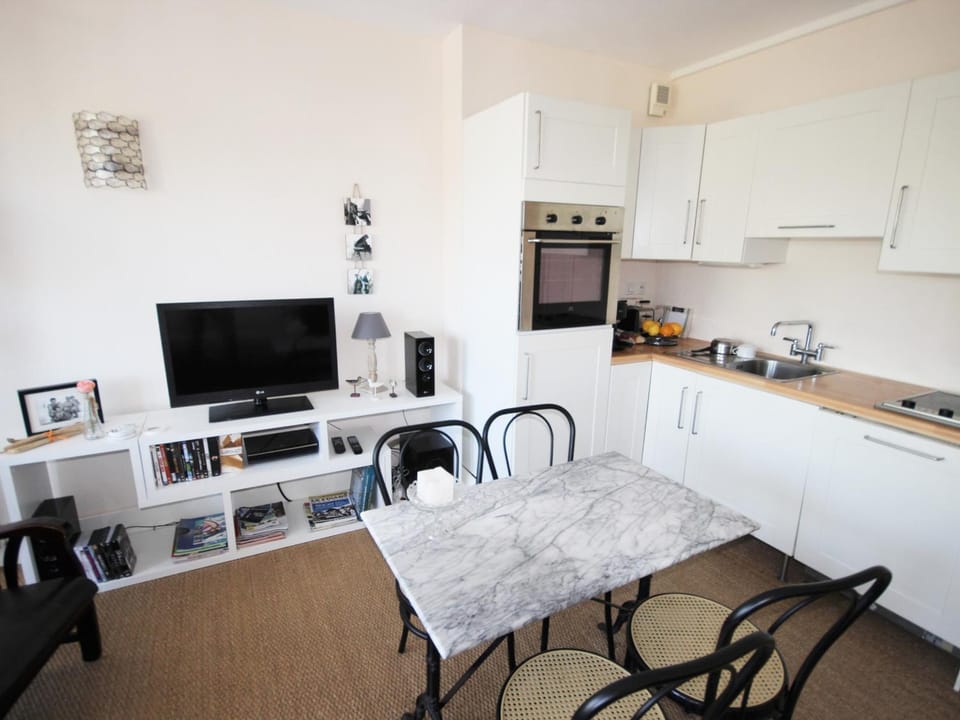 Studio Centre-Ville Royan : Plages et Commerces à Pied, Balcon, Parking Gratuit - FR-1-550-7 Apartment in Royan