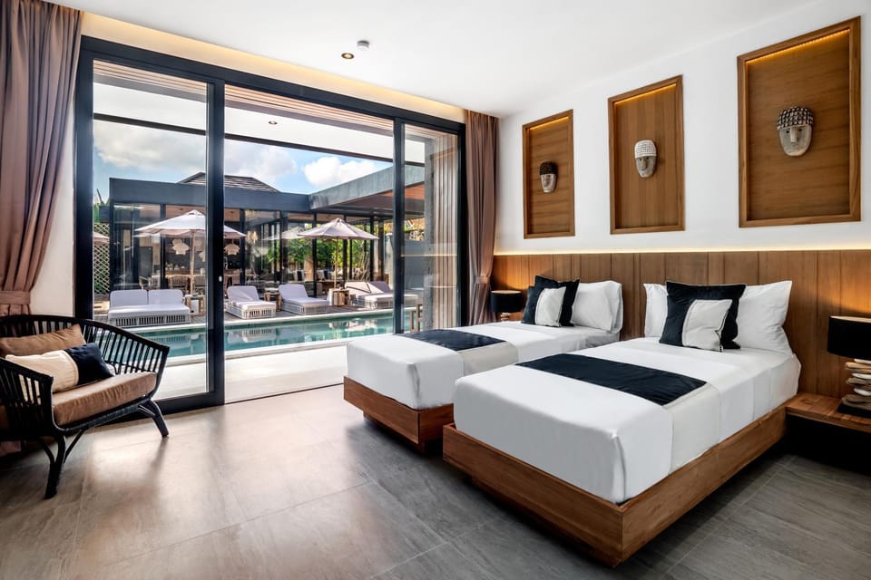 Bed, TV and multimedia, Seating area, Bedroom, Pool view, air conditioner