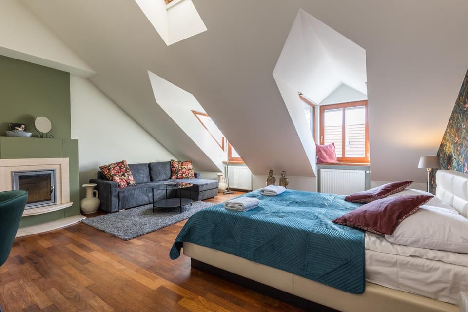 Bed, Photo of the whole room, Seating area, Bedroom