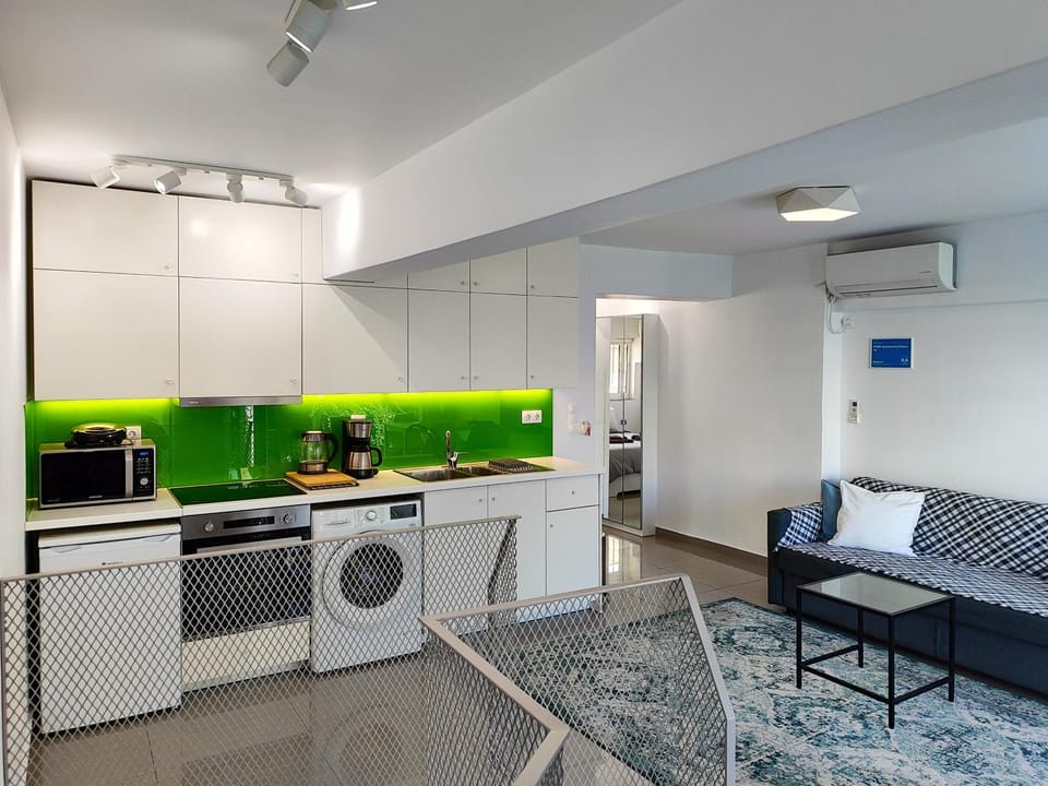 Coffee/tea facilities, Kitchen or kitchenette, Seating area, microwave, oven, stove, toaster, washing machine, air conditioner