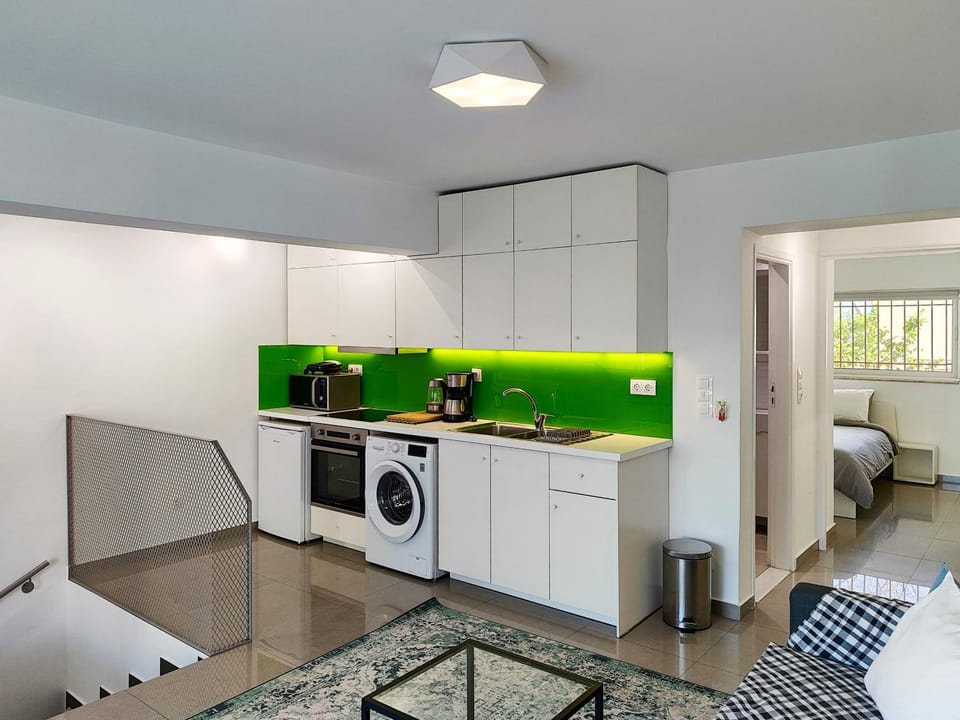 Coffee/tea facilities, Kitchen or kitchenette, oven, stove, toaster, washing machine