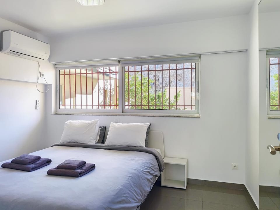 Bed, Bedroom, air conditioner
