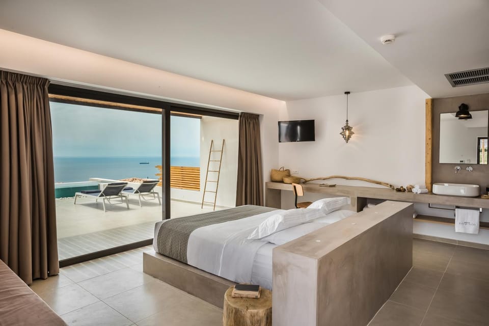 Photo of the whole room, Sea view