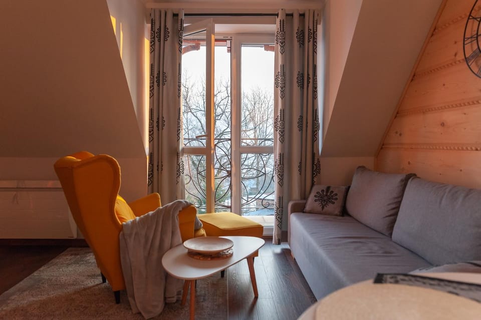 Living room, Photo of the whole room, Seating area, Mountain view, Quiet street view