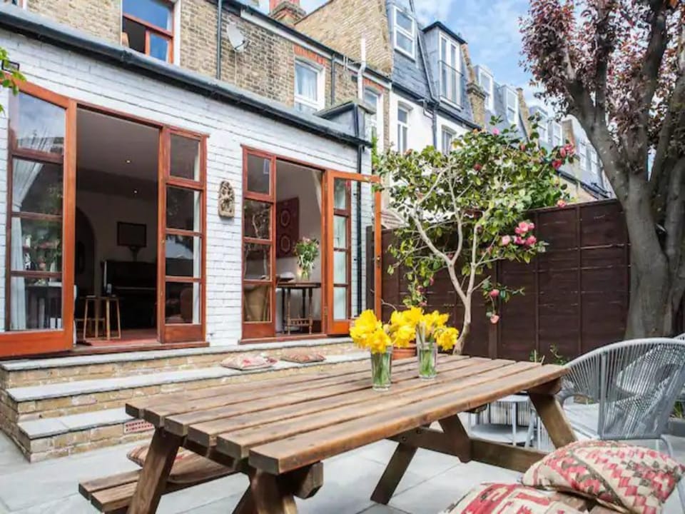Mediterranean Garden Home - Pass the Keys House in London