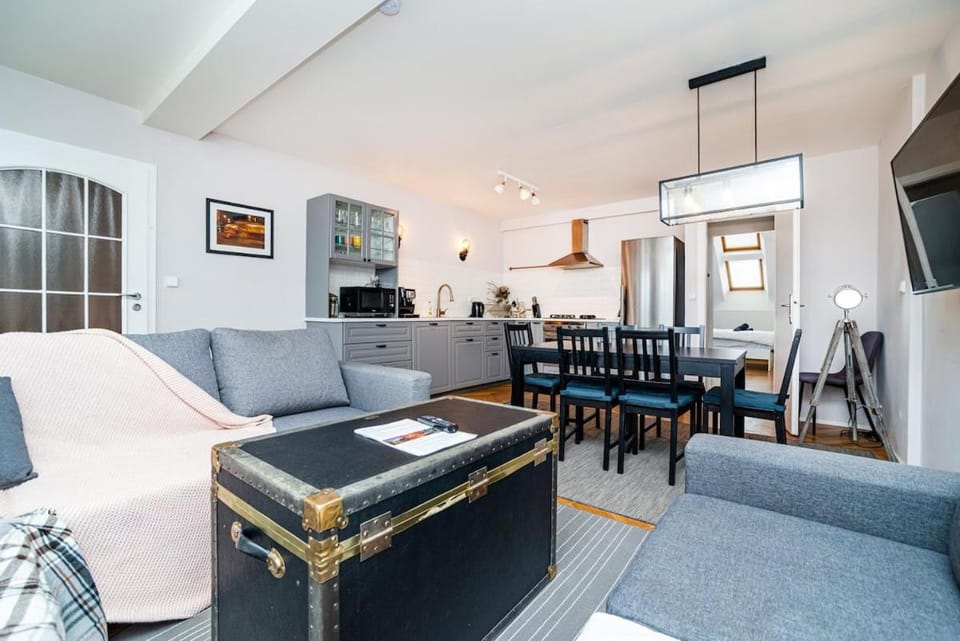 Central, Spacious, Modern 5 Bedrm duplex w/Balcony Apartment in Prague