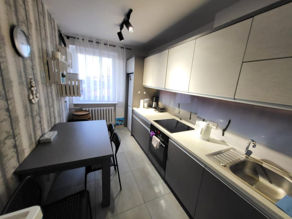 Kitchen or kitchenette, Dining area, minibar, stove