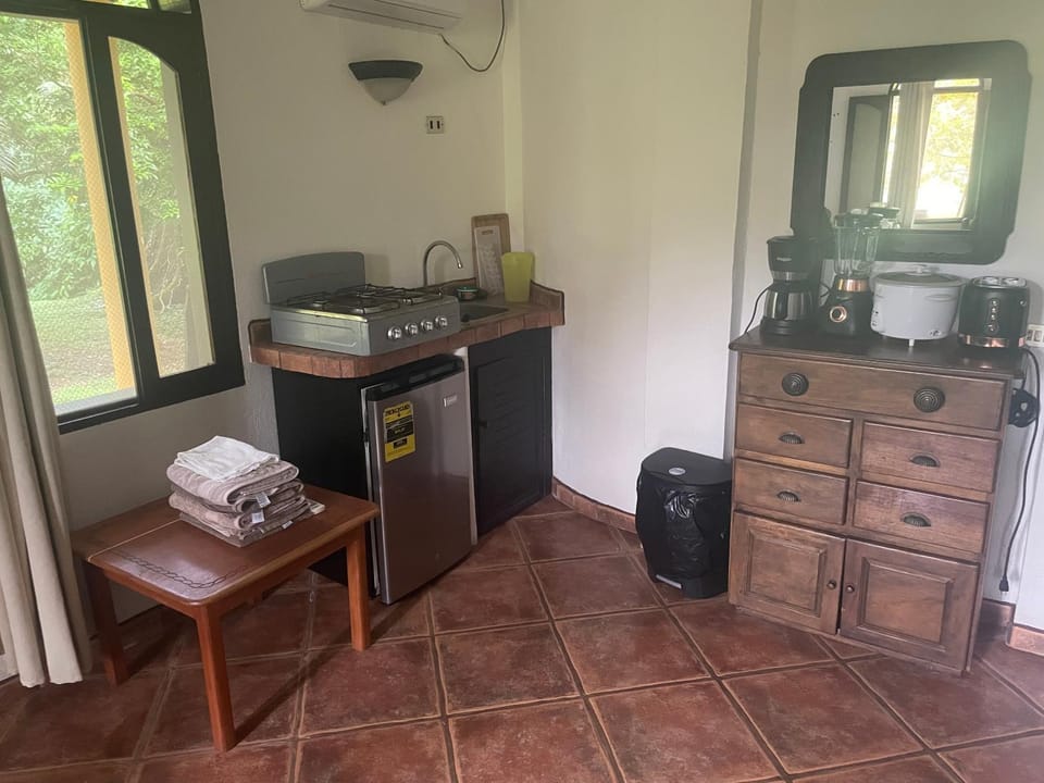 Coffee/tea facilities, Kitchen or kitchenette, stove