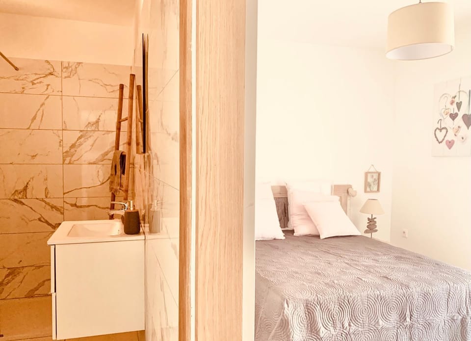 Bed, Bathroom, Photo of the whole room, Bedroom