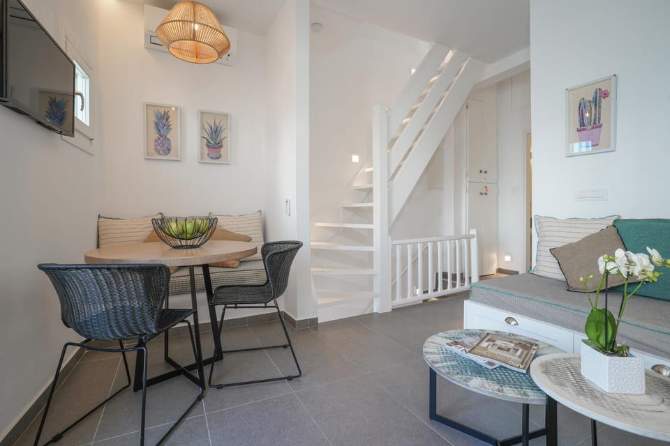 Seating area, Dining area