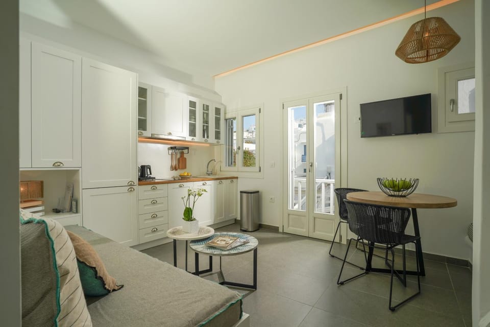 Kitchen or kitchenette, Living room, Seating area, Dining area