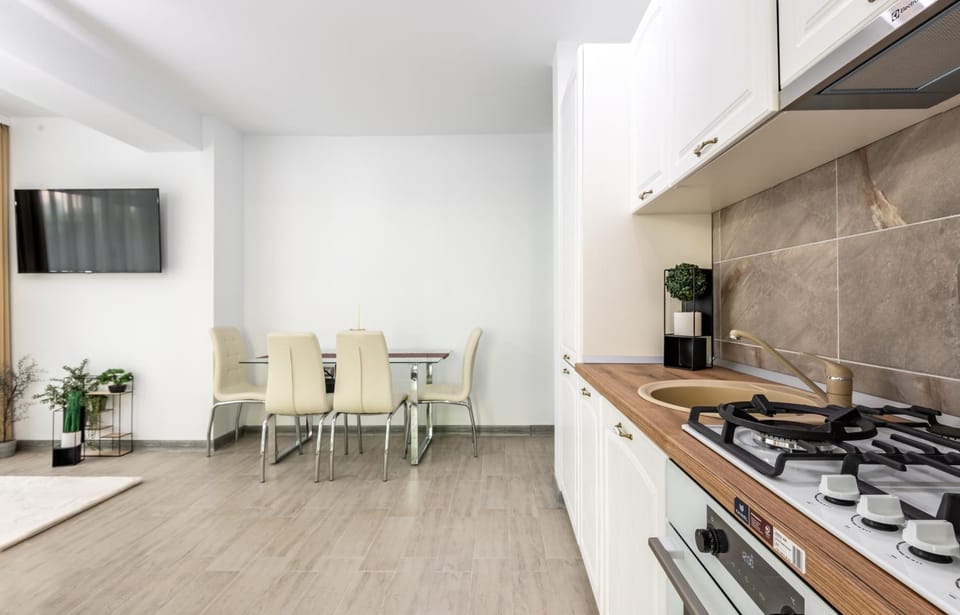 Kitchen or kitchenette, Dining area