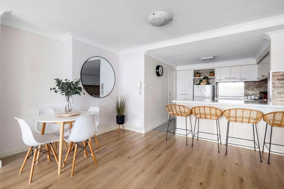 2 Spacious Resort 1BR Pool-Tennis-Gym & FREEParking Apartment in Perth