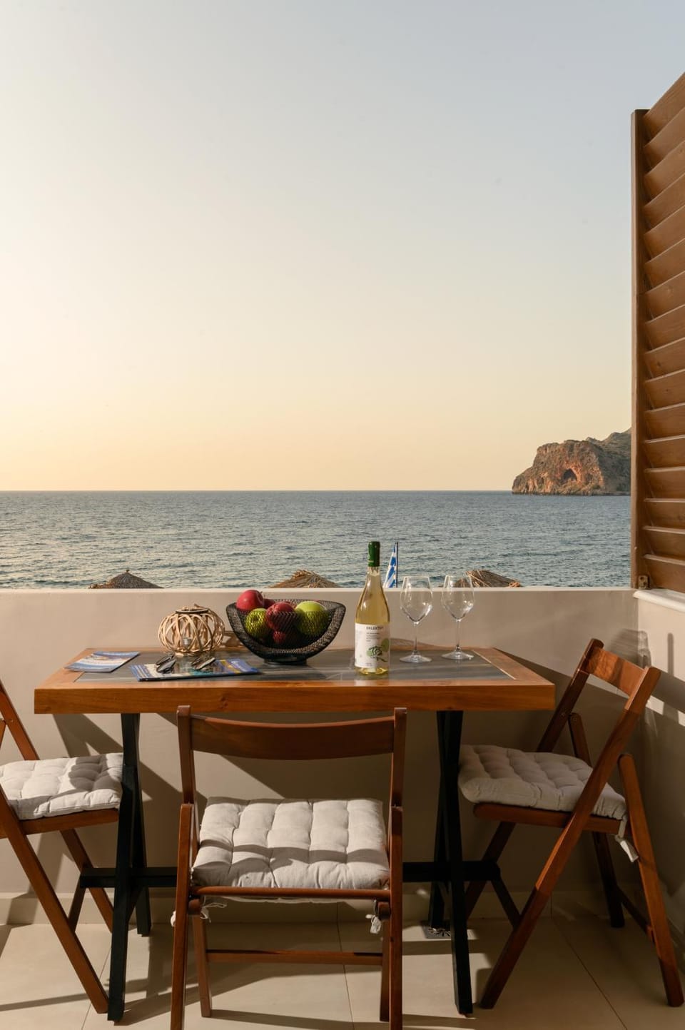 Patio, Day, Natural landscape, Balcony/Terrace, Balcony/Terrace, Living room, Seating area, Dining area, Beach, Sea view, Sea view