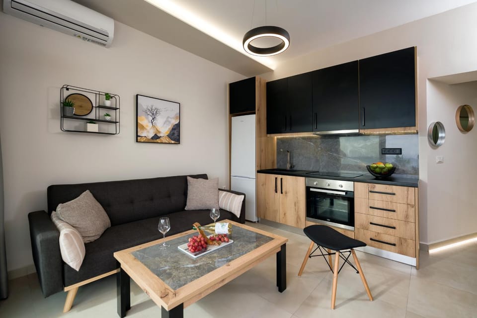 Kitchen or kitchenette, Living room, Seating area, Dining area, pet friendly, stove, air conditioner