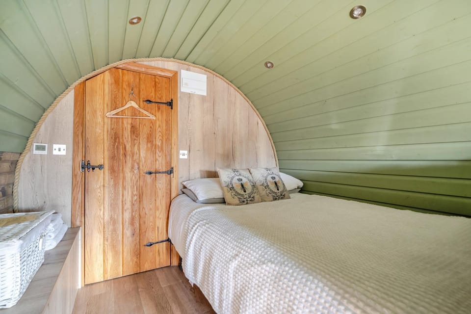 Cosy escape heated luxury pod with hot tub Apartment in Borough of Swale