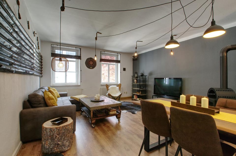 TV and multimedia, Living room, Food