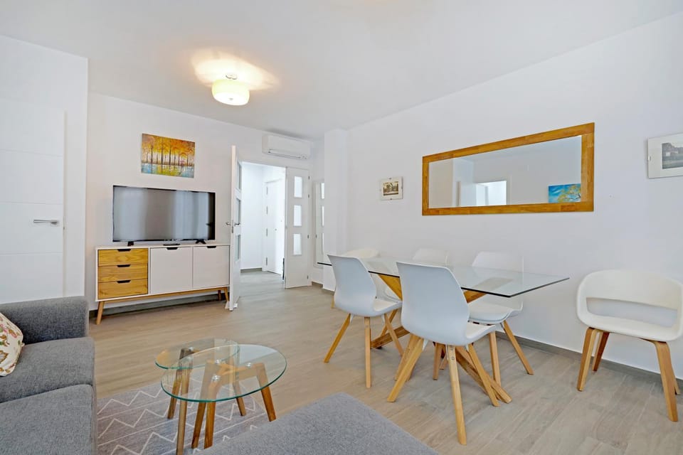 Communal lounge/ TV room, TV and multimedia, Living room, Dining area