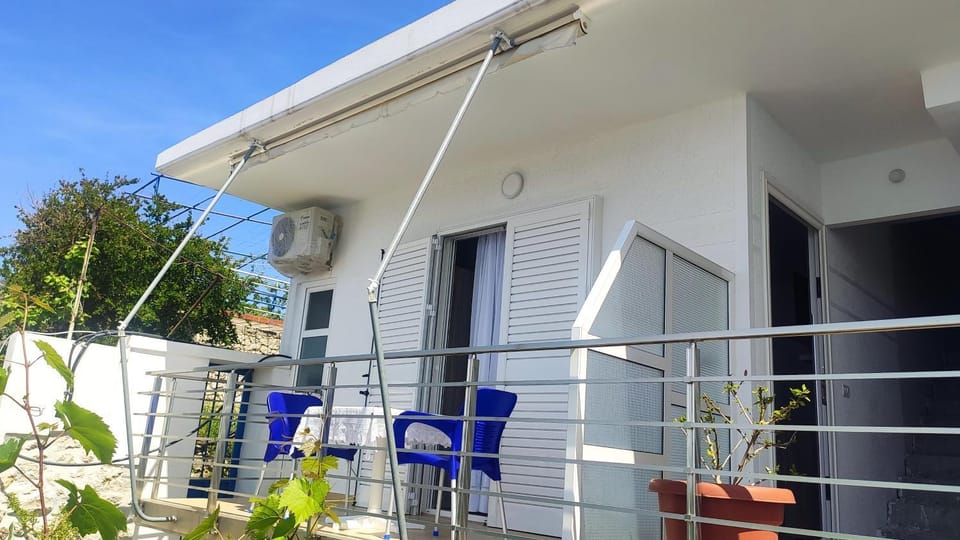 Facade/entrance, Balcony/Terrace