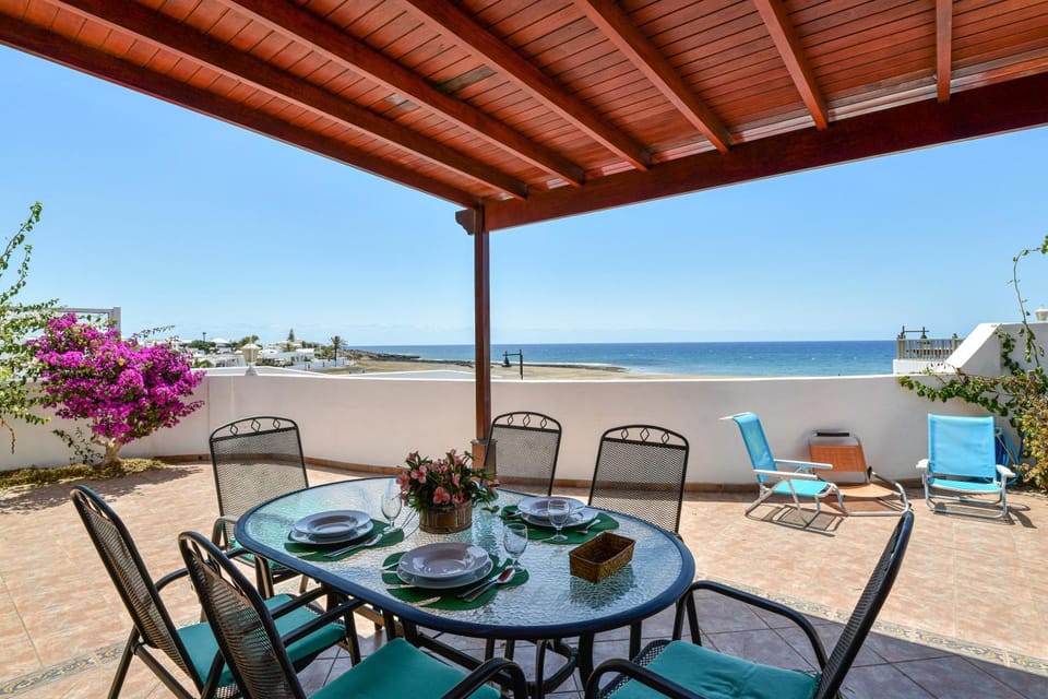 Property building, Balcony/Terrace, Living room