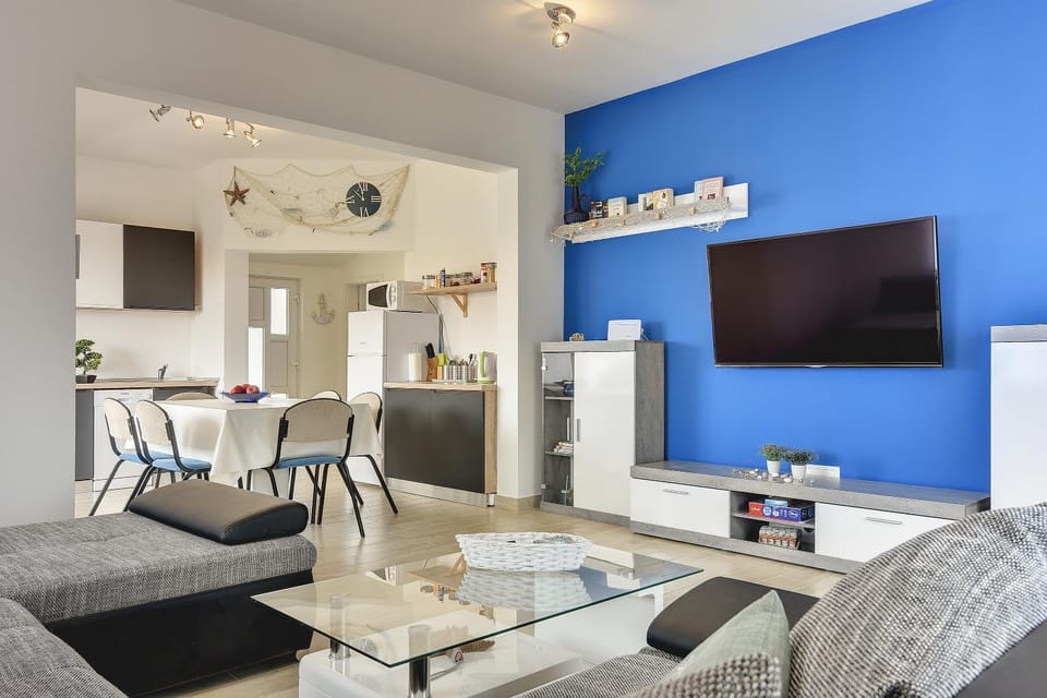 Communal lounge/ TV room, Game Room, TV and multimedia, Kitchen or kitchenette, Living room, Seating area, Dining area, Evening entertainment, minibar