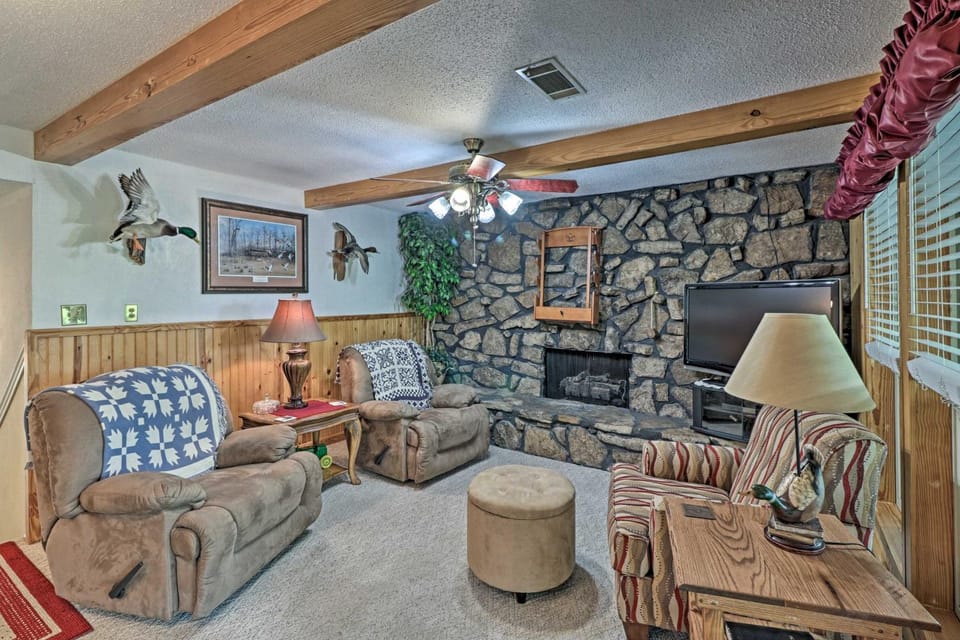 Secluded Edgemont Getaway w/ Huge Outdoor Deck! House in Greers Ferry Lake