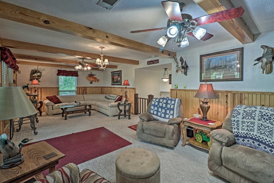 Secluded Edgemont Getaway w/ Huge Outdoor Deck! House in Greers Ferry Lake
