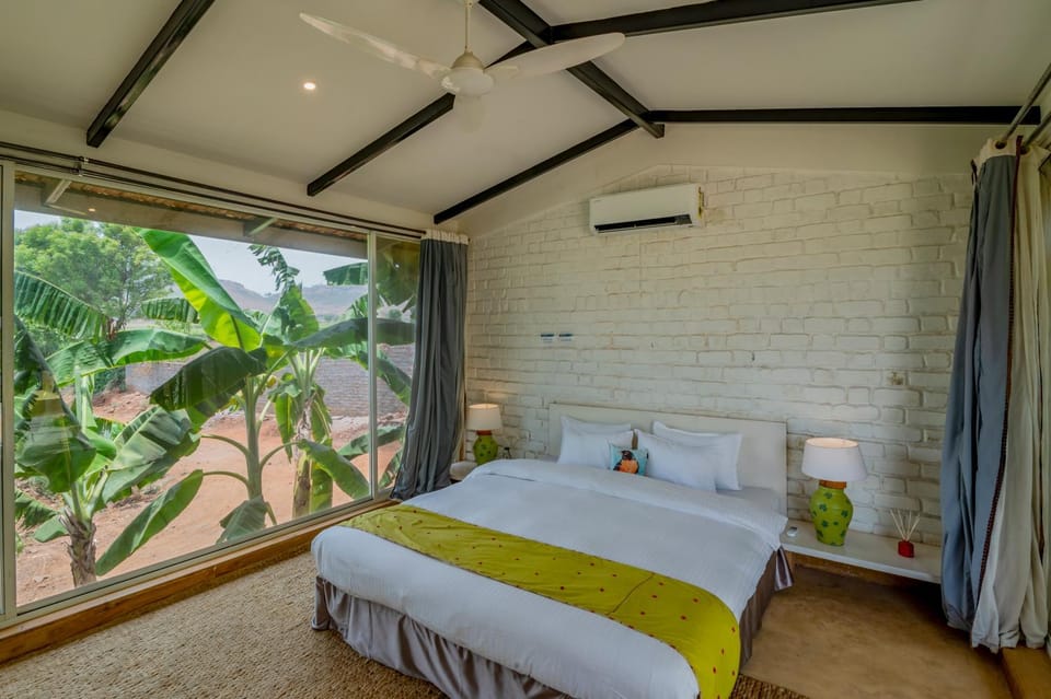Bed, Photo of the whole room, Bedroom, air conditioner