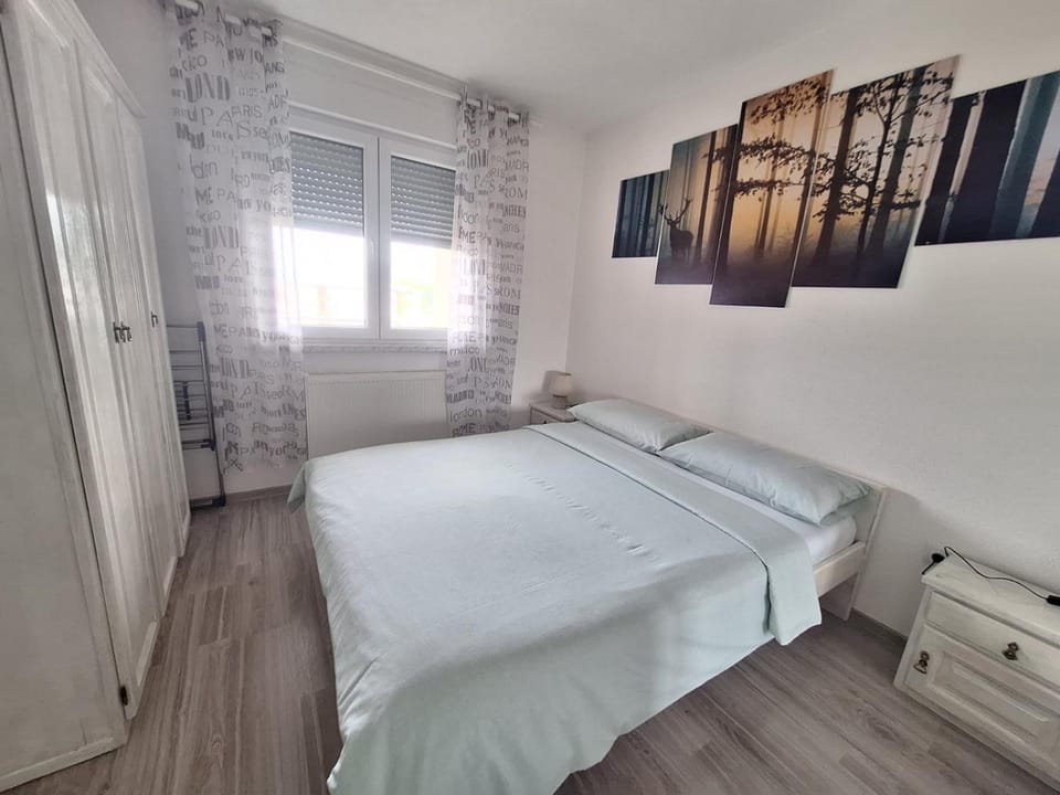 Bedroom, City view