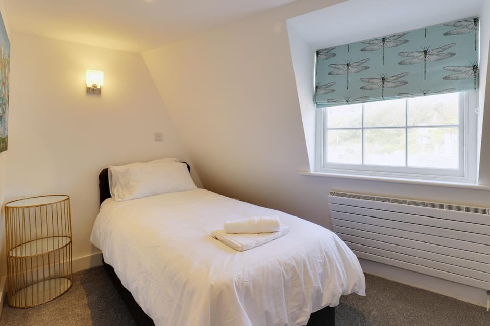 Master accommodation suite 9 single room With roof top views Bed and Breakfast in Hastings