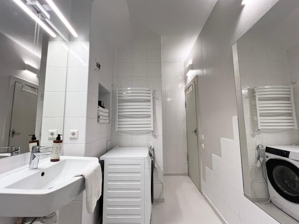 Bathroom, towels, washing machine