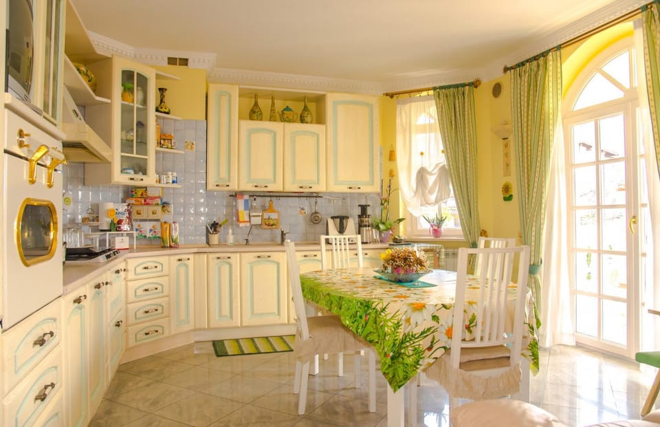 Kitchen or kitchenette, Dining area, Communal kitchen, minibar, pet friendly, stove