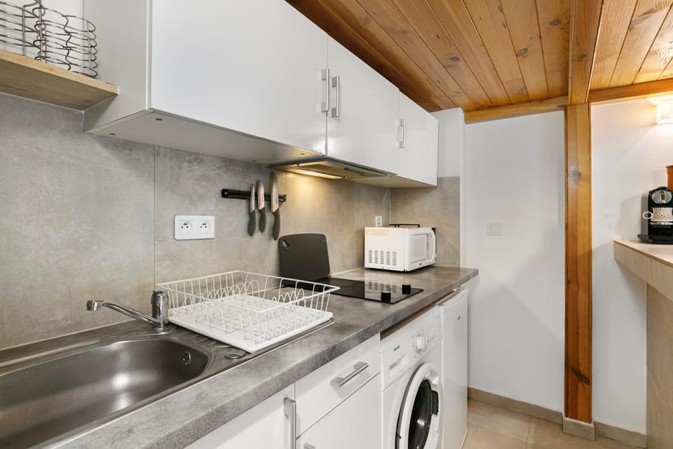 Kitchen or kitchenette, minibar, stove, washing machine