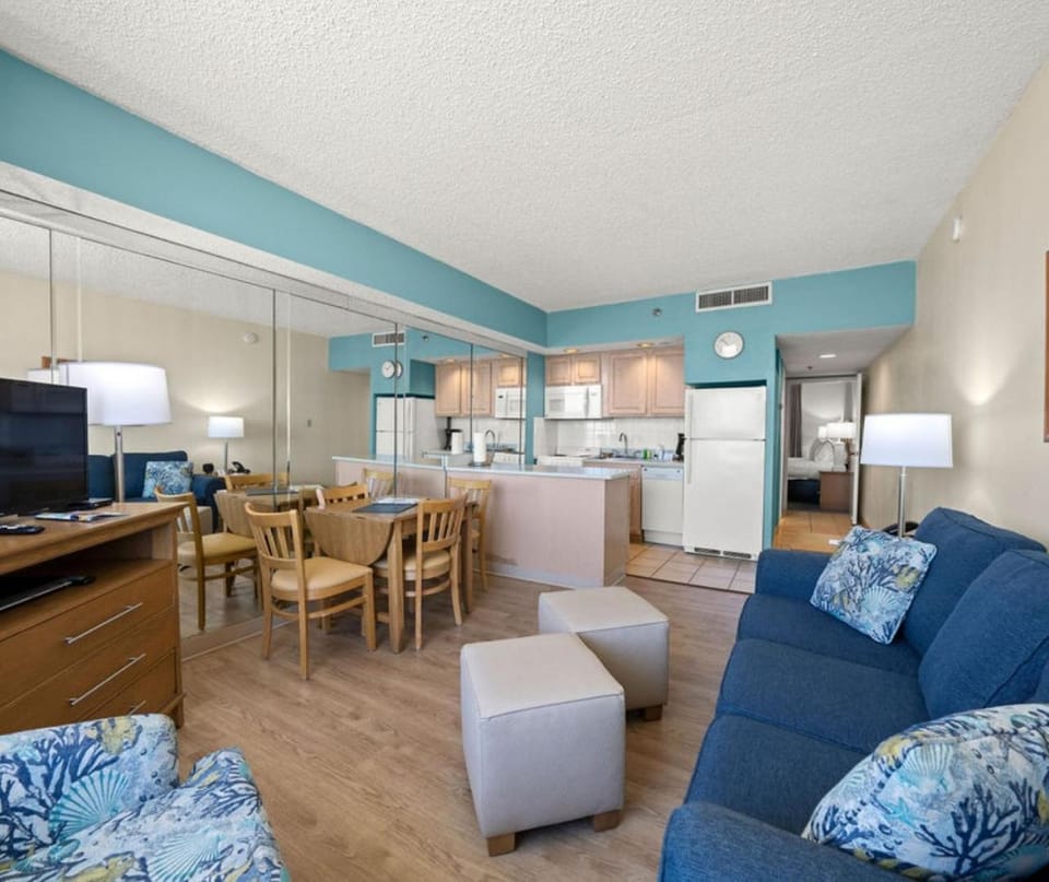Kitchen or kitchenette, Living room, Seating area, Dining area