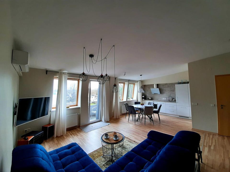 TV and multimedia, Kitchen or kitchenette, Living room, Seating area, Dining area