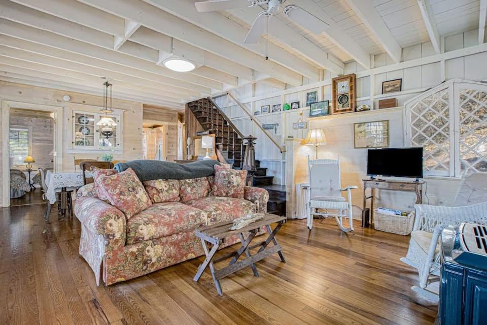 Anna's Cottage House in Saugatuck