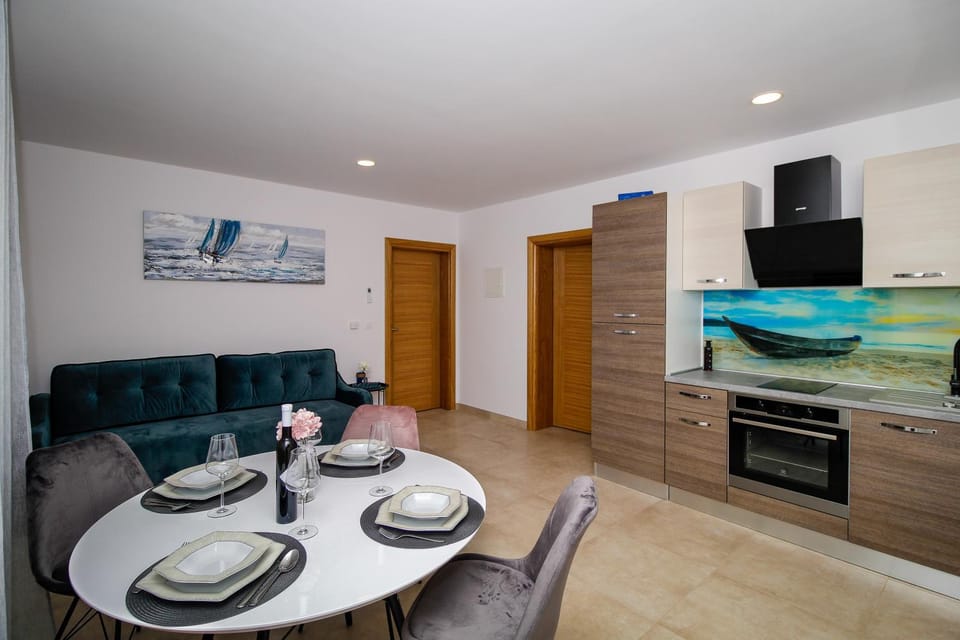 Communal lounge/ TV room, TV and multimedia, Dining area