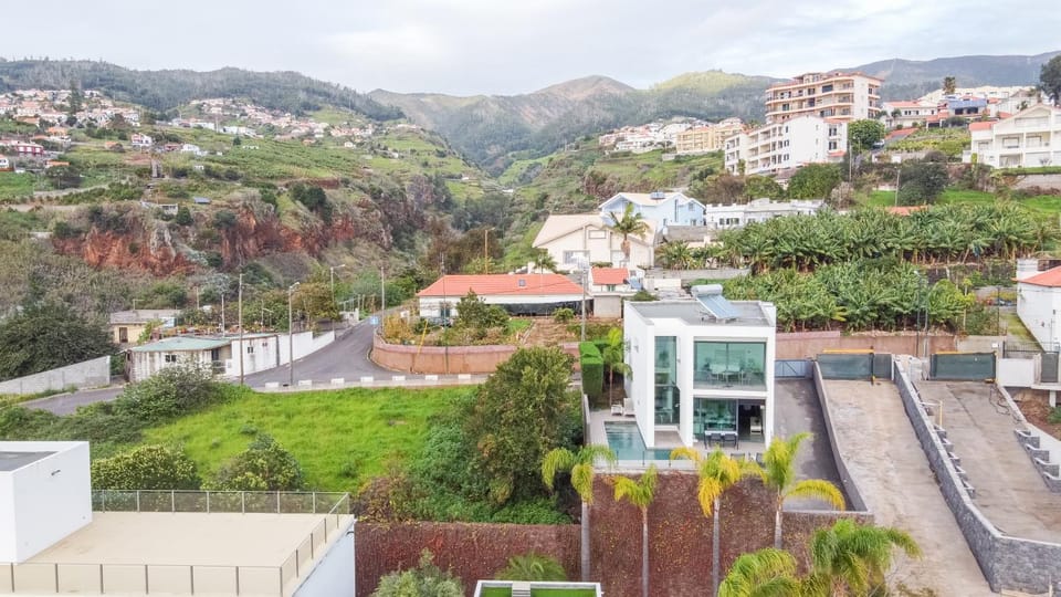 Property building, Day, Neighbourhood, Natural landscape, Bird's eye view, Mountain view