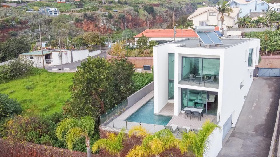 Property building, Day, Natural landscape, Bird's eye view, Garden, Garden view, Pool view, Swimming pool