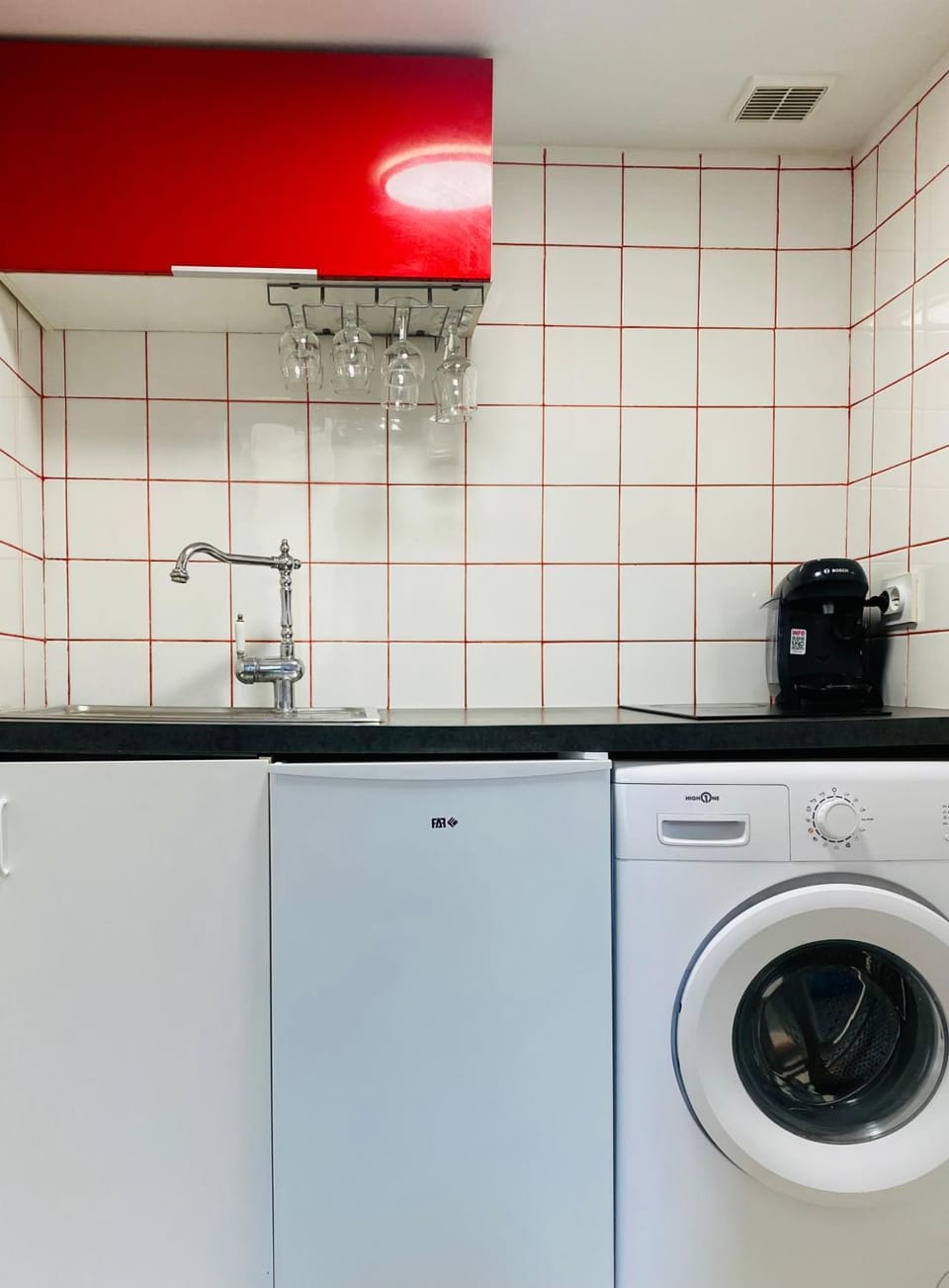 Kitchen or kitchenette, washing machine