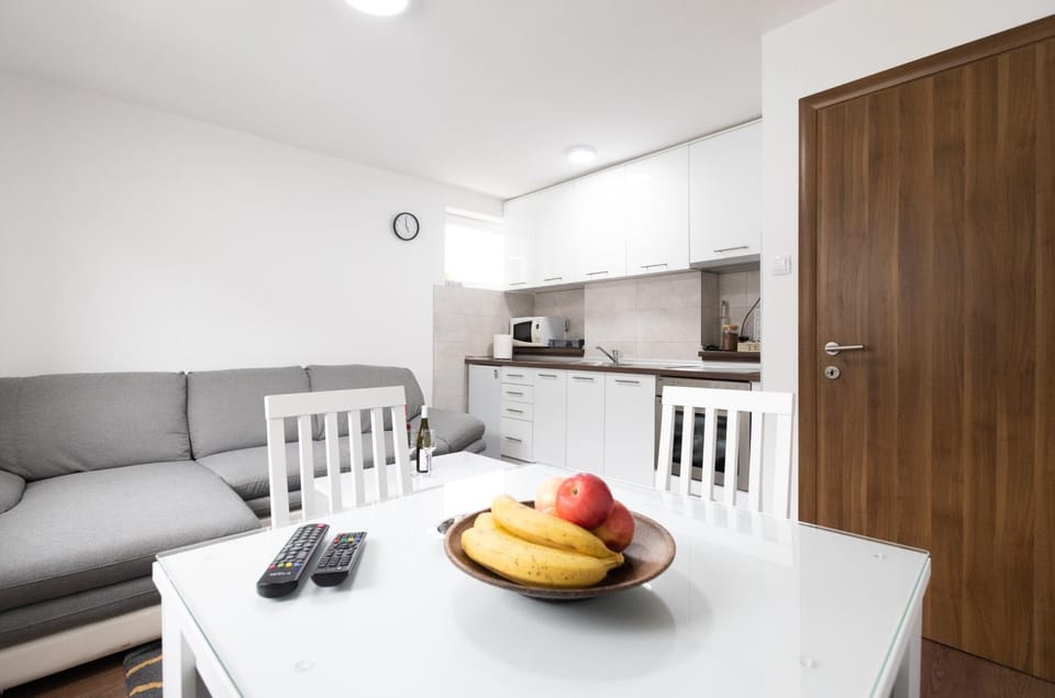 Kitchen or kitchenette, minibar