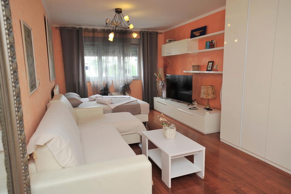 Bed, Seating area