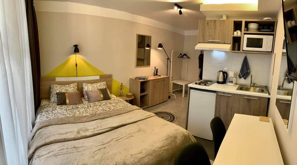Bed, Kitchen or kitchenette, Bedroom, minibar