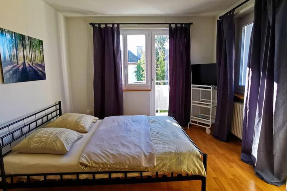 Bed, TV and multimedia, Bedroom