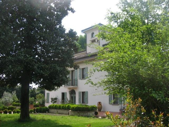 Property building, Facade/entrance, Garden, Garden view