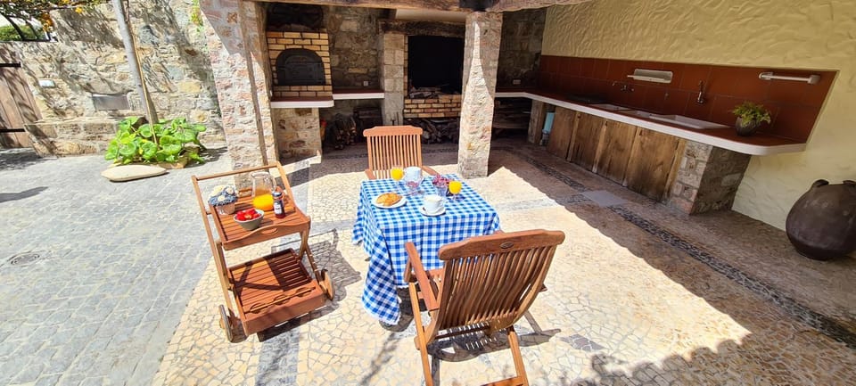 Property building, Patio, BBQ facilities, Seating area, Dining area, Area and facilities, Inner courtyard view
