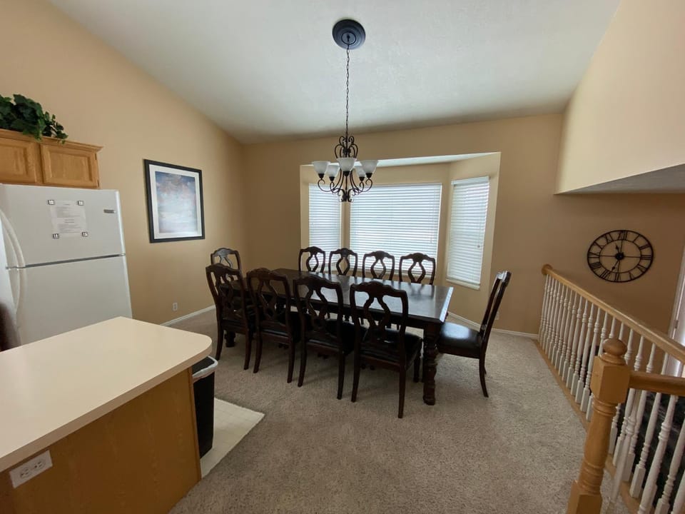 Kitchen or kitchenette, Seating area, Dining area