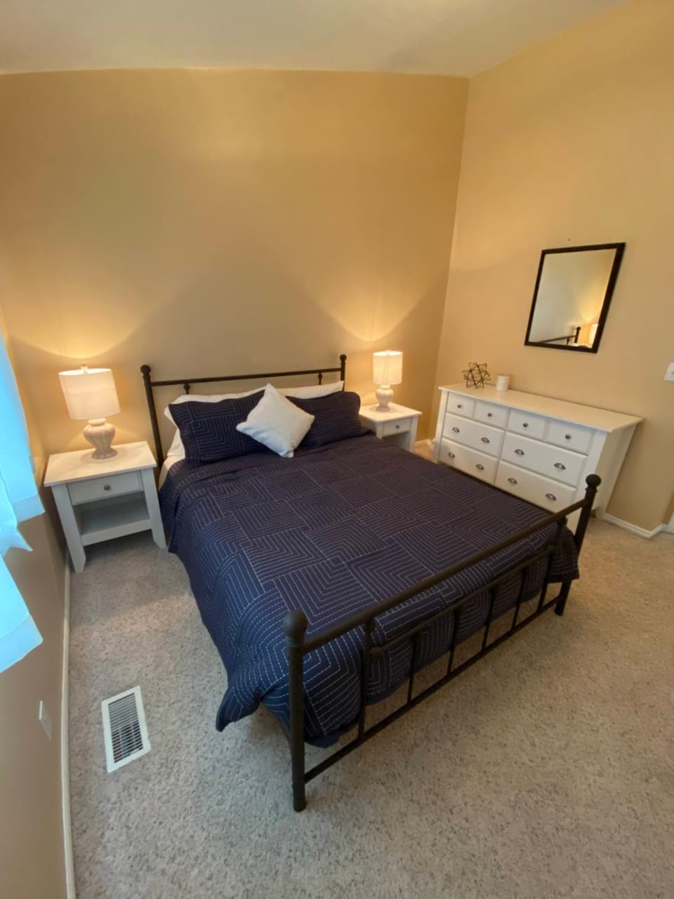 Photo of the whole room, Bedroom
